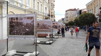 Откриха фотоизложба „Старият град - минало несвършено” пред Римския стадион (СНИМКИ)