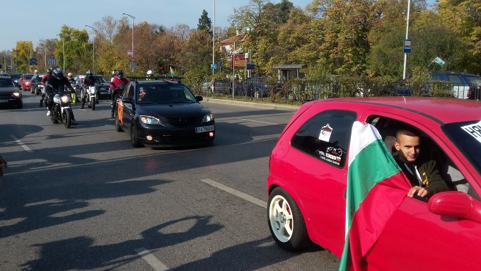 Бургас: Протестът в града премина в автошествие до сградата на Общината