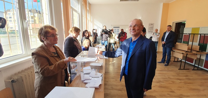 Европейски избори 2019: Почетният председател на ДПС Ахмед Доган гласува в София