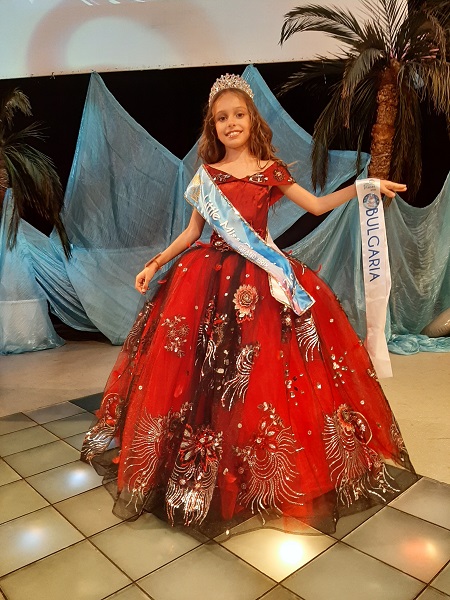 9-годишна българка e най-красивата на планетата за тази година