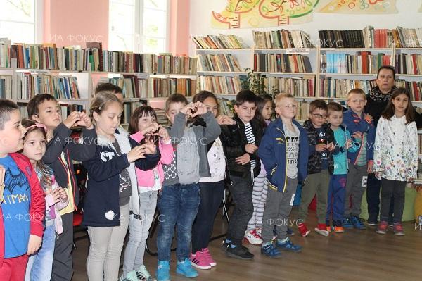 Стара Загора: Деца от подготвителна група на детска градина Слънчице” в Казанлък гостуваха в Общинската библиотека „Искра“