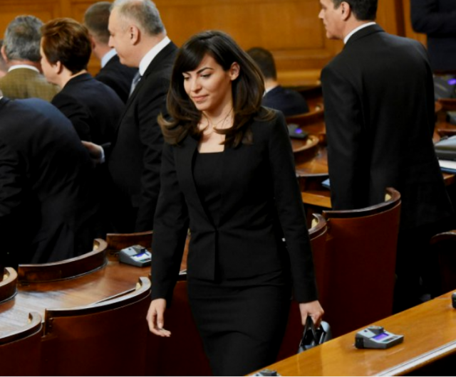 Теодора Халачева блесна с изящен черен тоалет в парламента