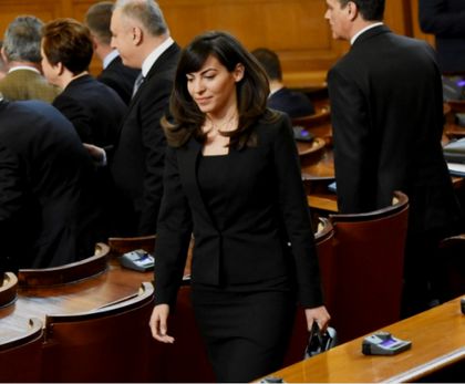 Теодора Халачева блесна с изящен черен тоалет в парламента