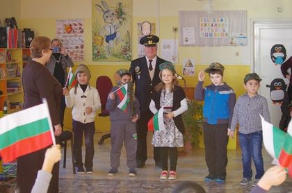 Стара Загора: С урок по родолюбие в село Енина започна отбелязването на 150 години читалищно дело