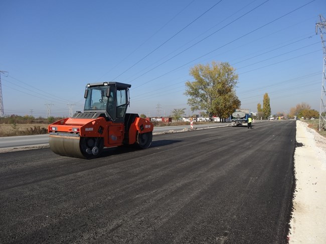 Работата по Асеновградско шосе спря - проектът качен на трупчета