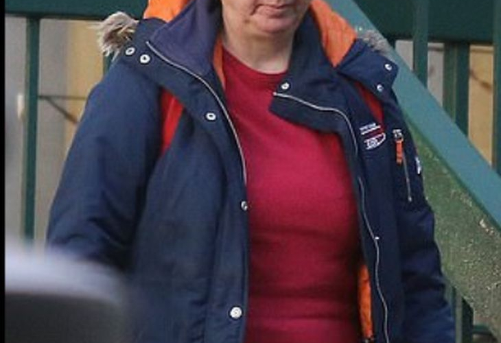 Омъжена родна лекарка лудна по своя колежка на Острова, прави ѝ палави предложения, но я арестуваха