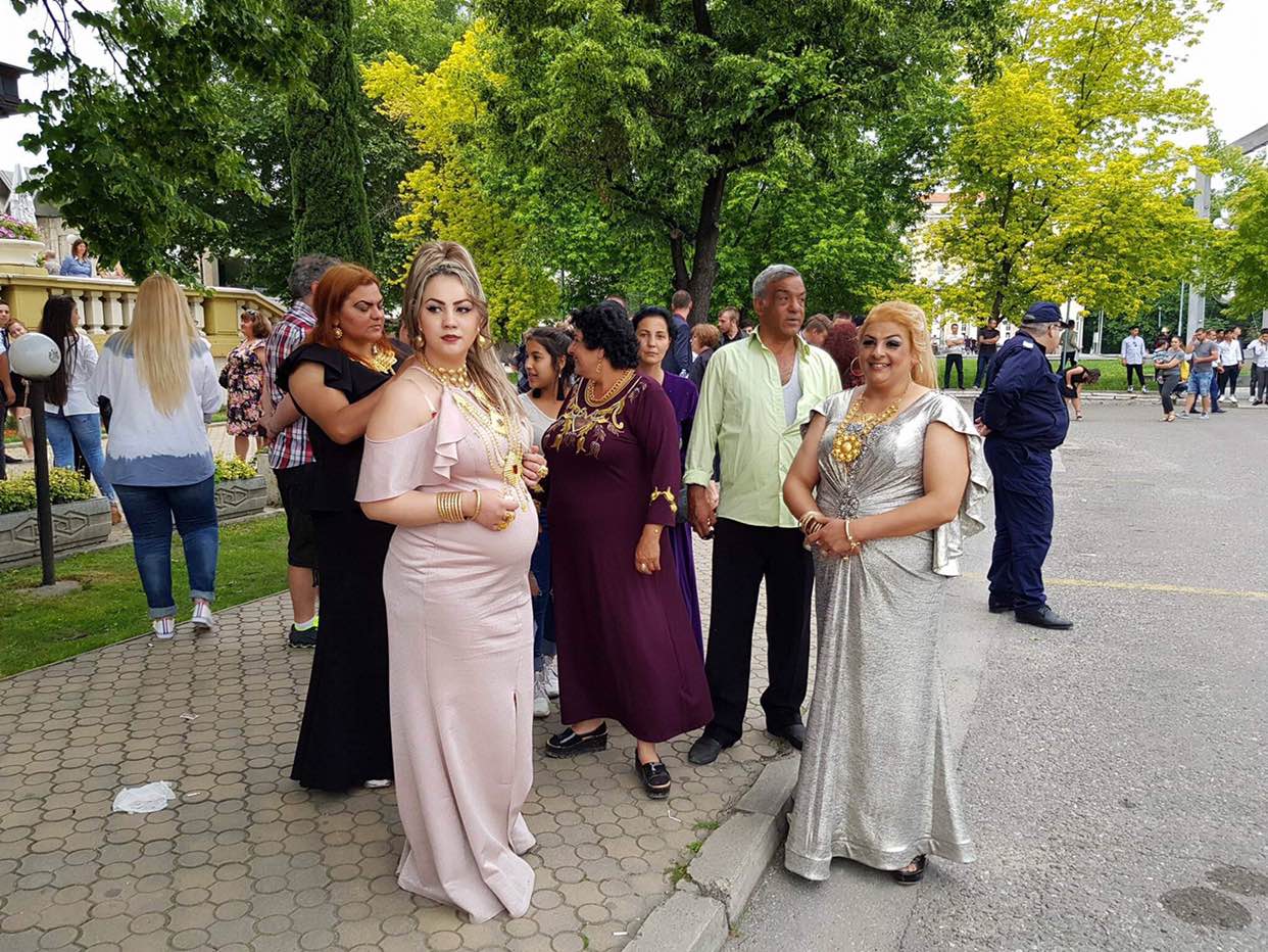 Ромки разходиха злато за няколко десетки хиляди на абитуриентските в Пловдив! Вижте най-накичения мерцедес за всички времена СНИМКИ