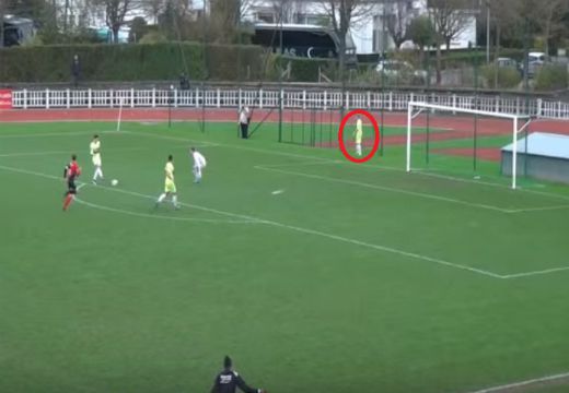 Футболист пикае зад вратата, видя как отборът му вкара (ВИДЕО)
