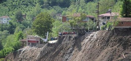 Свлачище помете 53 сгради и джамия в Турция (СНИМКИ)