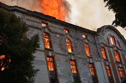 Защитници на изгорелите тютюневи складове пред Общината, търсят отговори за пожара