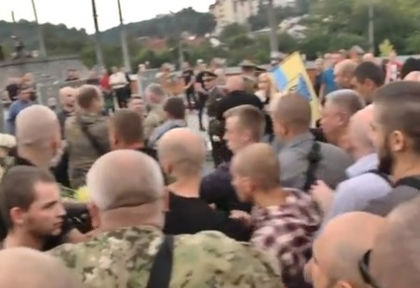Бойно поле: Военни и езичници се млатиха на погребение в Украйна