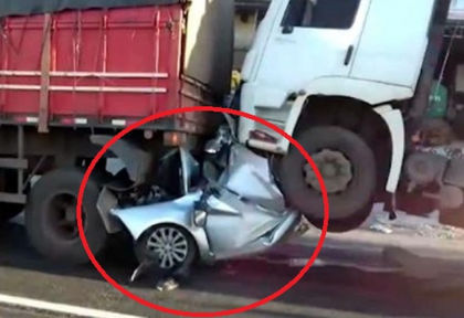 Не е за гледане: Какво остана от шофьора на Fiat Punto, сплескан от 2 тира (СНИМКИ/ВИДЕО)