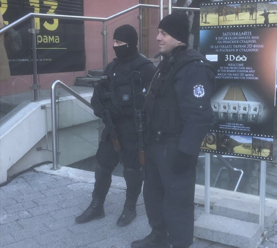 Пловдив гъмжи от полиция, разхождат се с автомати по главната улица
