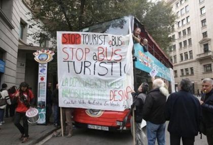 Ужас в Барселона! Маскирани млади марксисти нападнаха туристически автобус (СНИМКИ)