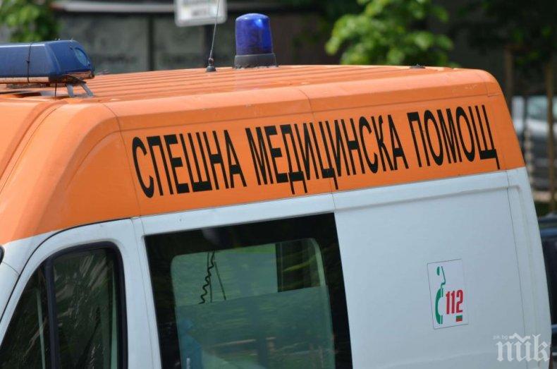 Ужасяващ инцидент! Шофьор блъсна жена на заден ход