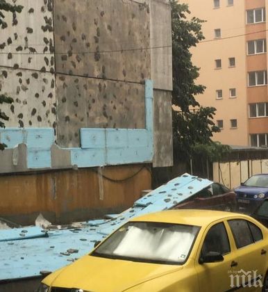 ВИДЕО:УЖАС В БУРГАС СЛЕД БУРЯТА! Пътищата са блокирани, автобусите се бавят, вятърът смъкна изолация на блок