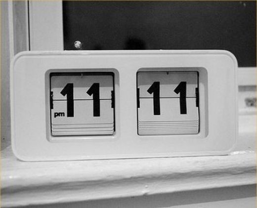 Часовникът ви показва 11:11 или 22:22- ето посланията на тези магични моменти