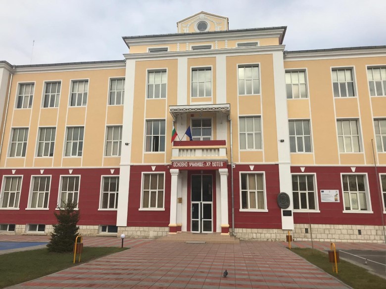 Министър Красимир Вълчев откри обновената сграда на ОУ „Христо Ботев“ в Търговище
