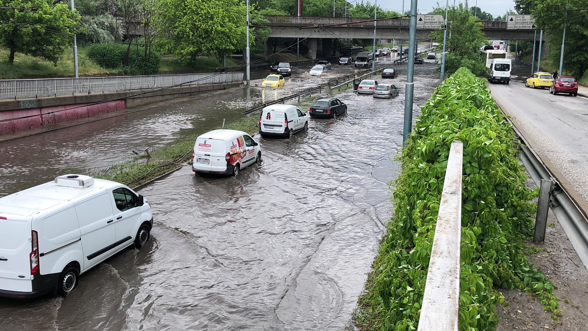 ВИДЕО и СНИМКИ: Десетки рейсове и коли закъсаха под водата на Коматевския възел в Пловдив! Страшно е, не минавайте от там!