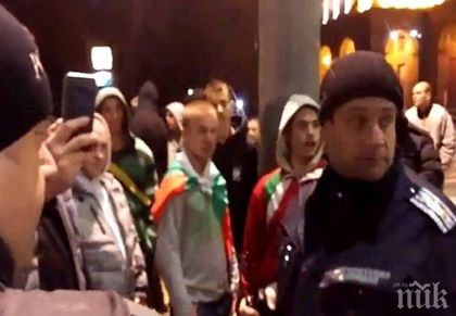 ЕКШЪН на протеста срещу бежанците: Полицията заклещи млади момчета! Униформен им казал, че ще им „разбие муцуните“ (СНИМКИ/ВИДЕО)