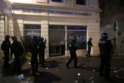 Най-малко 55 са ранени в Париж днес, близо 1000 задържани