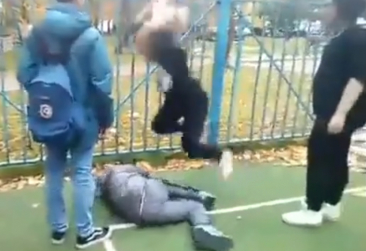 Детска агресия! Жесток побой в училище, момиче преби момче заради обида (ВИДЕО)