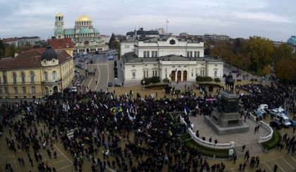 Започна се! Ченгета окупираха площада пред Народното събрание, 25 000 на протеста (СНИМКИ)