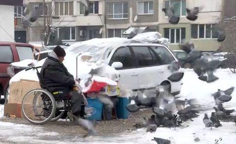 Евгени от София няма крака, няма и дом. Живее в кола, но си мечтае за каравана (СНИМКИ)