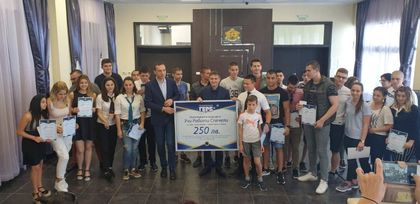 Бургаски ученици получиха стипендии от конкурса „Учи, работи, спечели“, организиран от Предприемачи ГЕРБ - Бургас