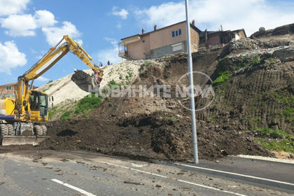 Нов булевард се срути заради незаконен водопровод