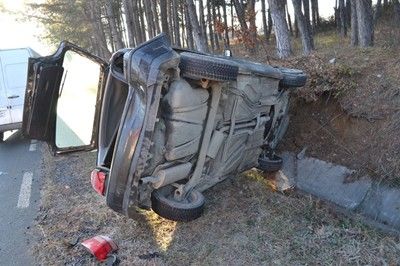 Румънски бус хвърли в канавка голф край Кърджали