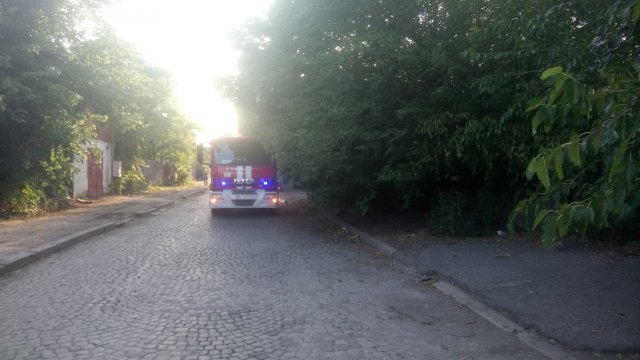 ИЗВЪНРЕДНО! Пламна къща до кръчма „Трабанта“