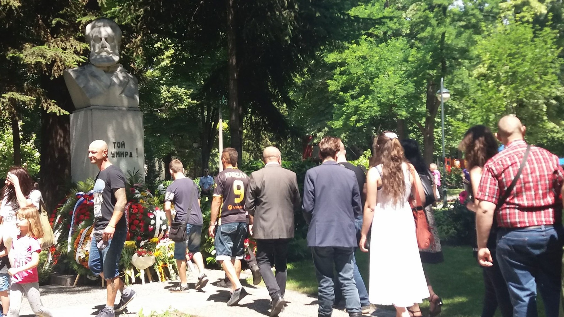 Пловдивчани отрупаха с цветя паметника на Христо Ботев