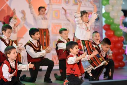 1500 танцьори тропат хора на фестивала „Пролетно надиграване“