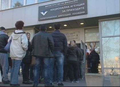 В последния ден: 15 000 ще се бутат по опашки да подадат данъчни декларации