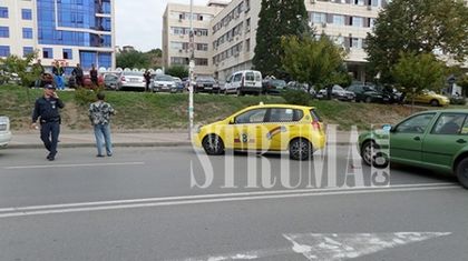 Чудо! Паркирана кола полетя и кацна върху благоевградско такси (СНИМКИ)
