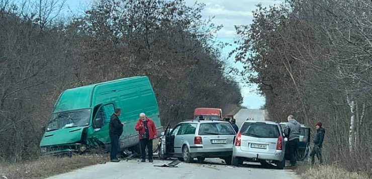 Две коли и бус затапиха пътя за Симеоновград