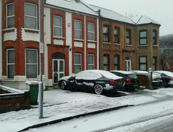 Сняг предизвика хаос във Великобритания
