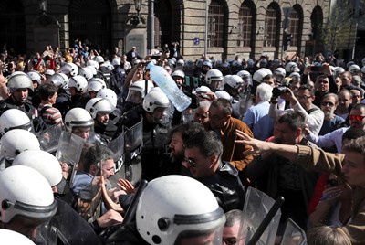 Щурмуват президентския дворец в Белград, не пускат Вучич да излезе