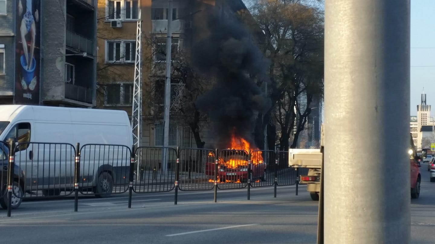 Кола пламна до Водната палата (СНИМКА)