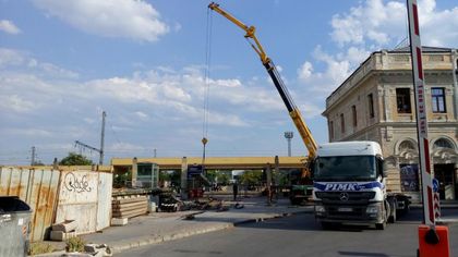 Внимание! Кран вдига тежки железа на Централна гара СНИМКИ