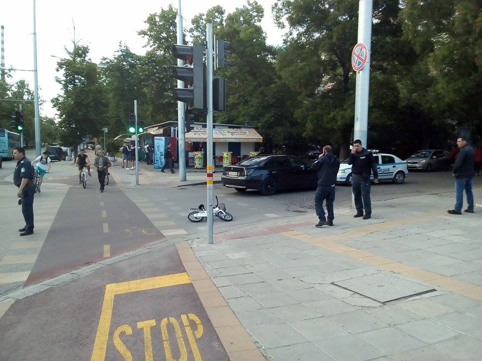 В центъра на Пловдив! Шофьор прати 13-годишно дете с колело в болница и избяга! ИЗДИРВАТ ГО!