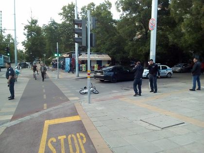 В центъра на Пловдив! Шофьор прати 13-годишно дете с колело в болница и избяга! ИЗДИРВАТ ГО!