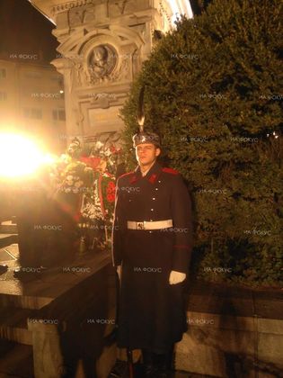 София: С поднасяне на венци и минута мълчание граждани и политици почетоха паметта на Апостола на свободата