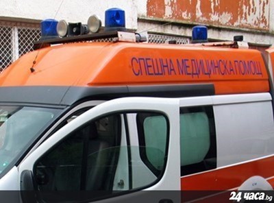 Микробус влезе на заден ход в кръстовище и блъсна кола в Благоевград, има ранени