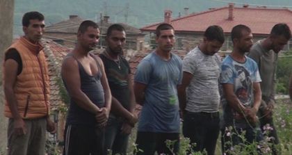 Полицейската блокада в Розино продължава