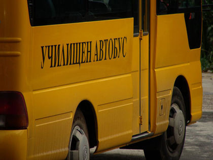 Училищен автобус блъсна седмокласник на пътя