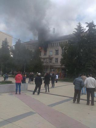 Горя пощенската палата в Перник, сеирджии зяпат и снимат (СНИМКИ)