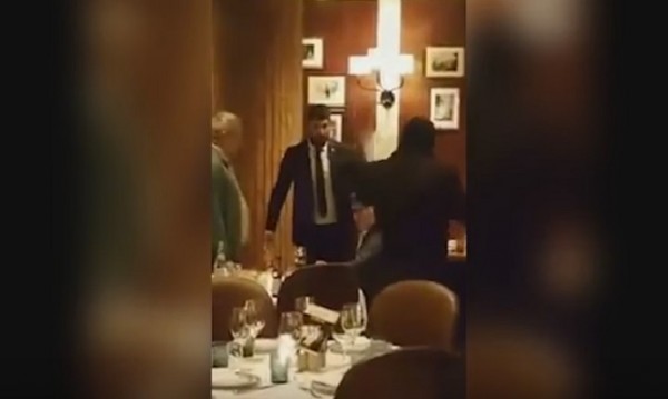 Удариха критик на Путин с торта в лицето