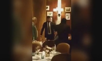 Удариха критик на Путин с торта в лицето